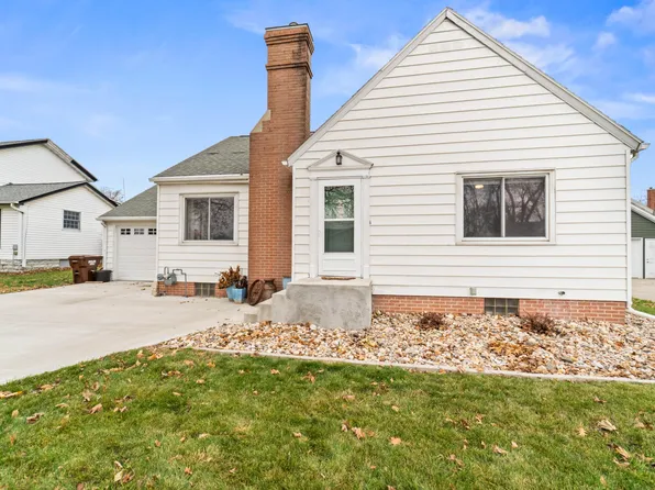 105 2nd St NE, State Center, IA 50247