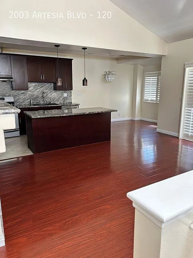 2b2b- Private freshly painted Torrance condominium ready for immediate occupancy. — Photo 2