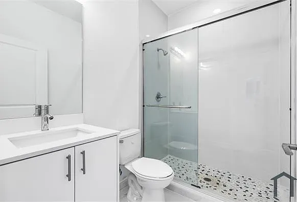 5 bed, 2504 sqft, $4,540 — Photo 4
