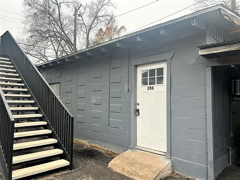 2609 E Cesar Chavez St — Photo 3