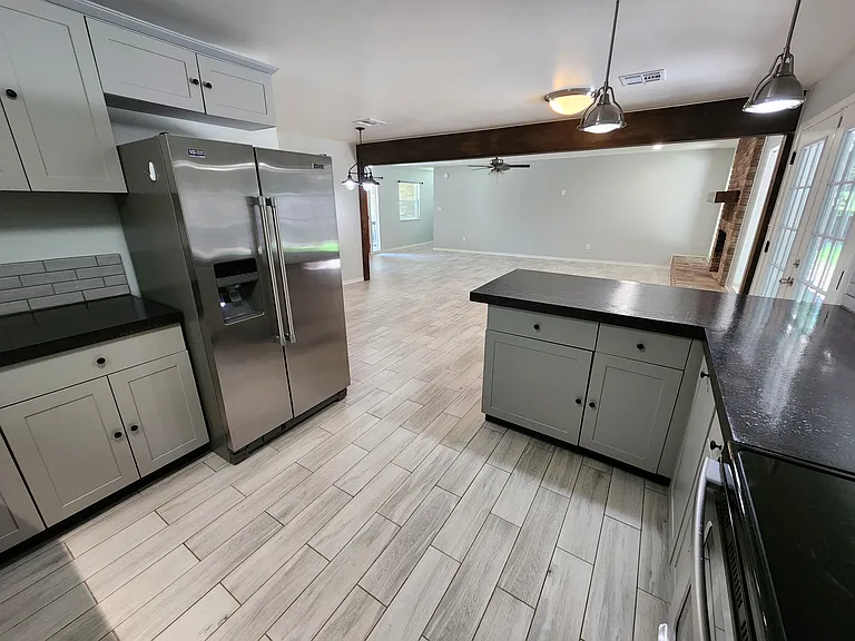 2010 E Foster Dr — Photo 5