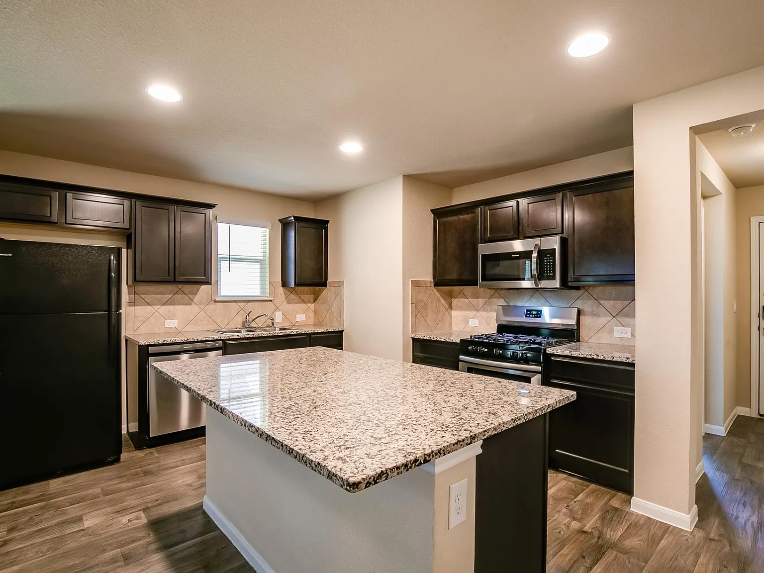 4 bed, 1858 sqft, $1,950 — Photo 3