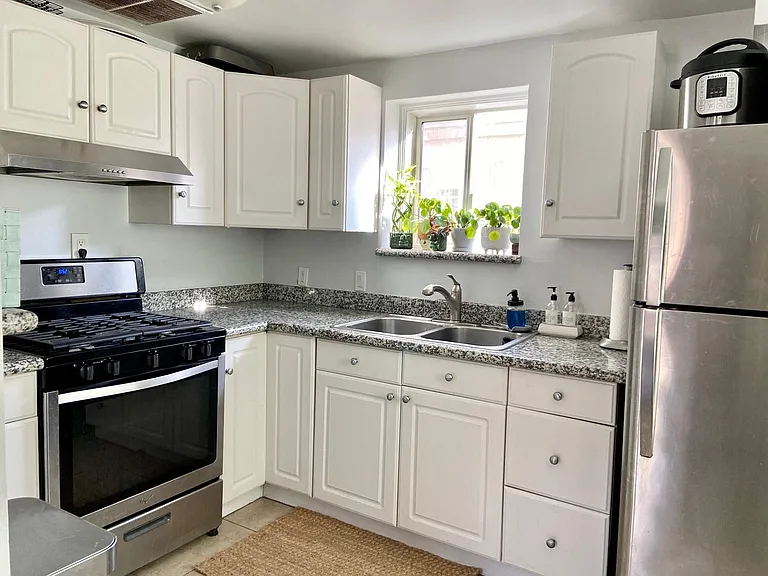 2061 Thomas Ave — Photo 5