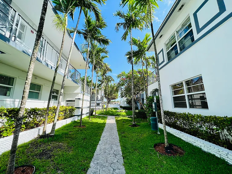 952 Bay Dr #6 — Photo 2