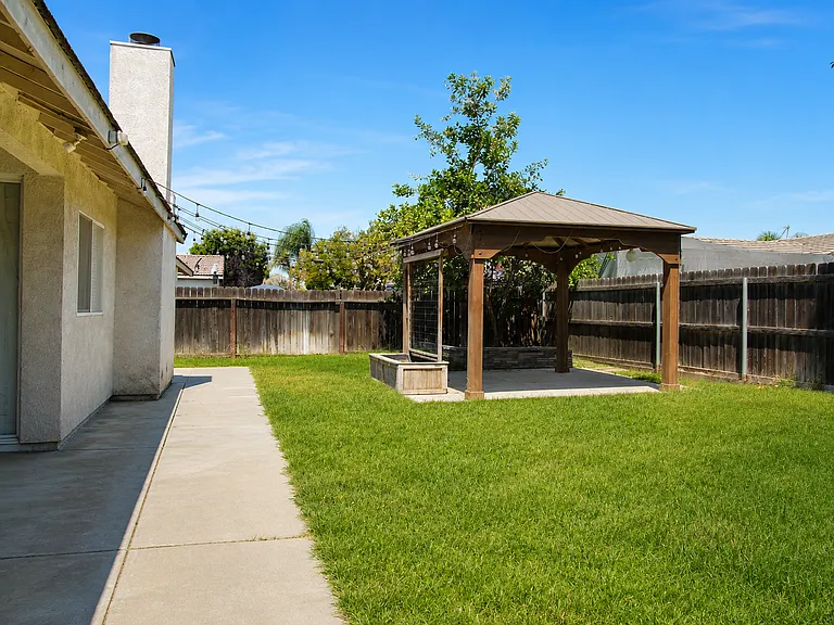 686 Wexford Ct — Photo 2