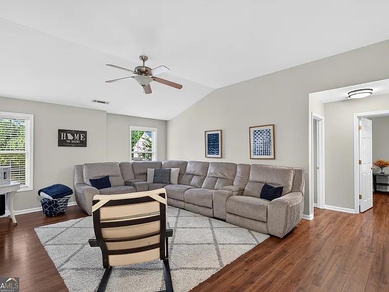 323 Revolution Dr — Photo 24