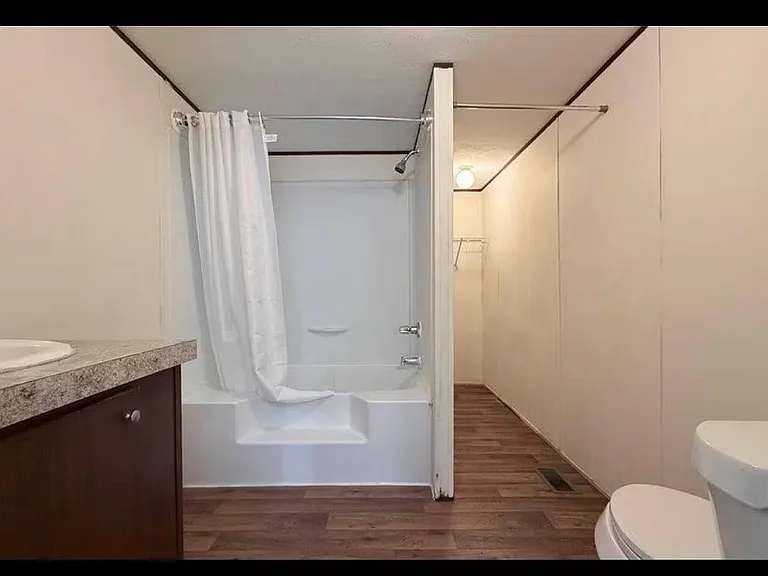 1430 W Howard Ln — Photo 14