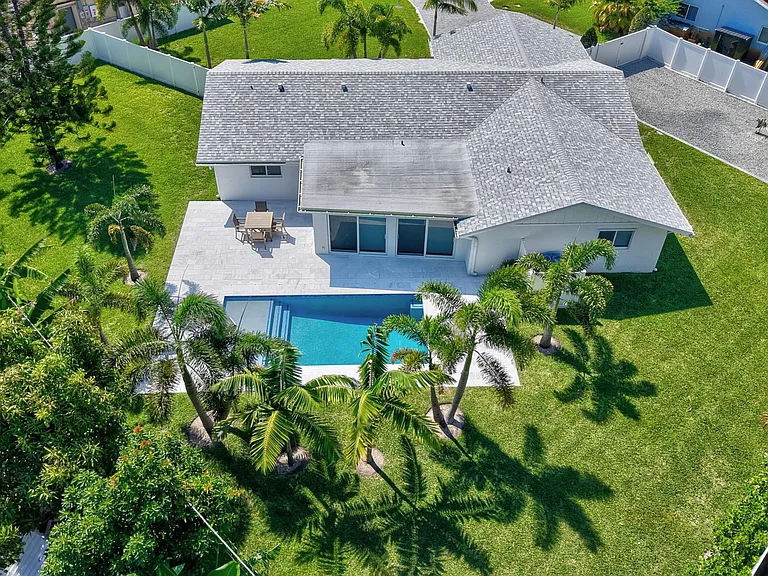 135 SE 28th Ct — Photo 80
