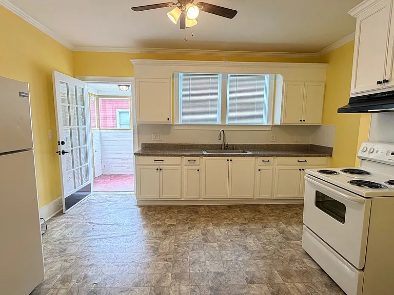 403 E Elm St — Photo 8
