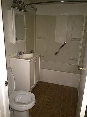 3rd image of 1016 Parkwood Dr APT 1W