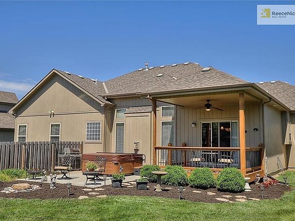 5th image of 506 NE Legacy Wood Cir