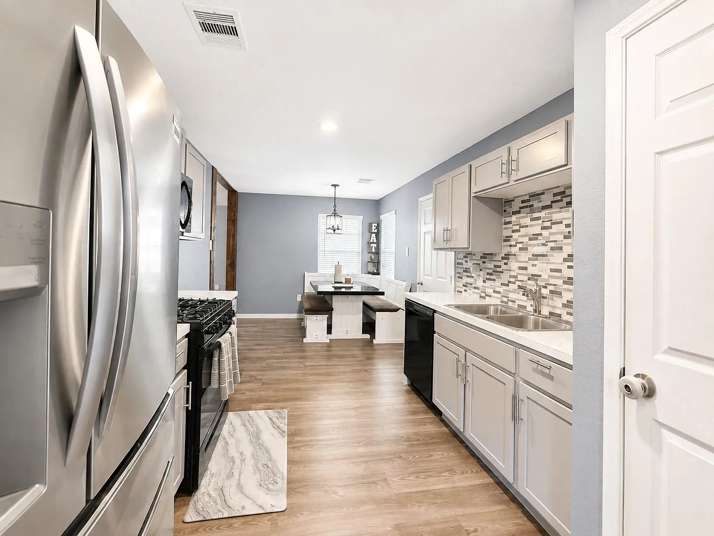 3 bed, 2.0 bath, 1200 sqft, $1,900 — Photo 4