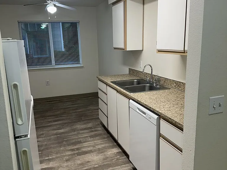 Dearborn Square Apartments — Photo 11