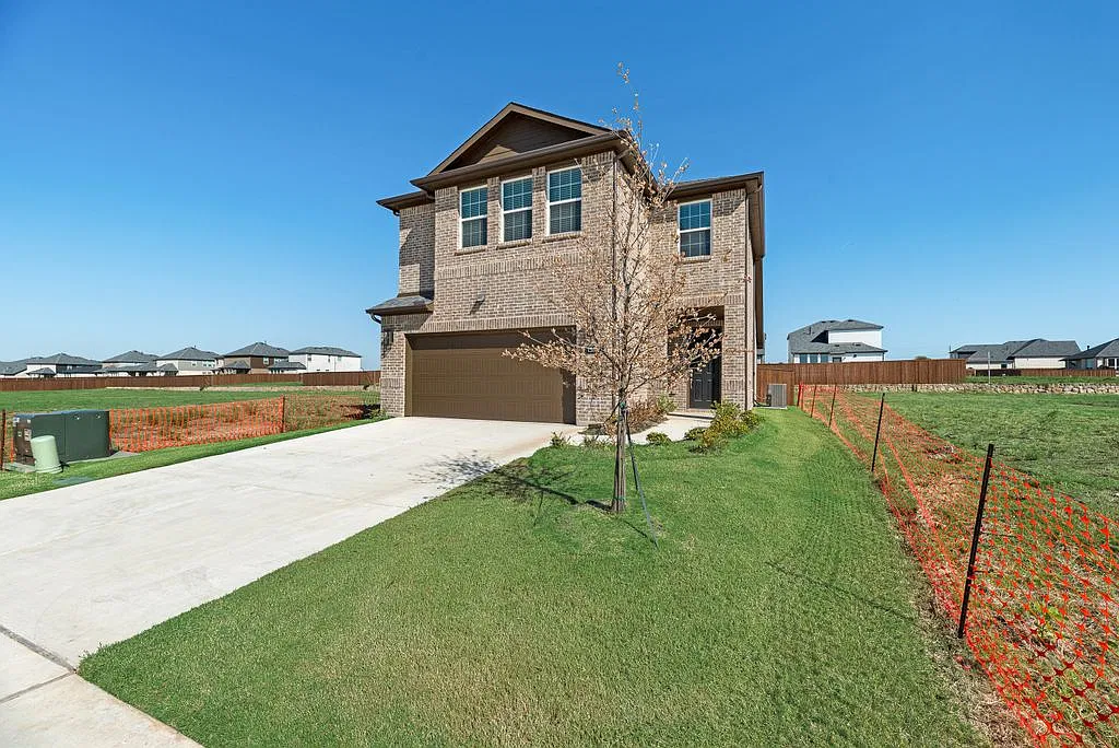 4 bed, 2032 sqft, $2,400 — Photo 2