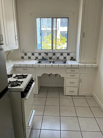 Studio, 600 sqft, $1,700 — Photo 2