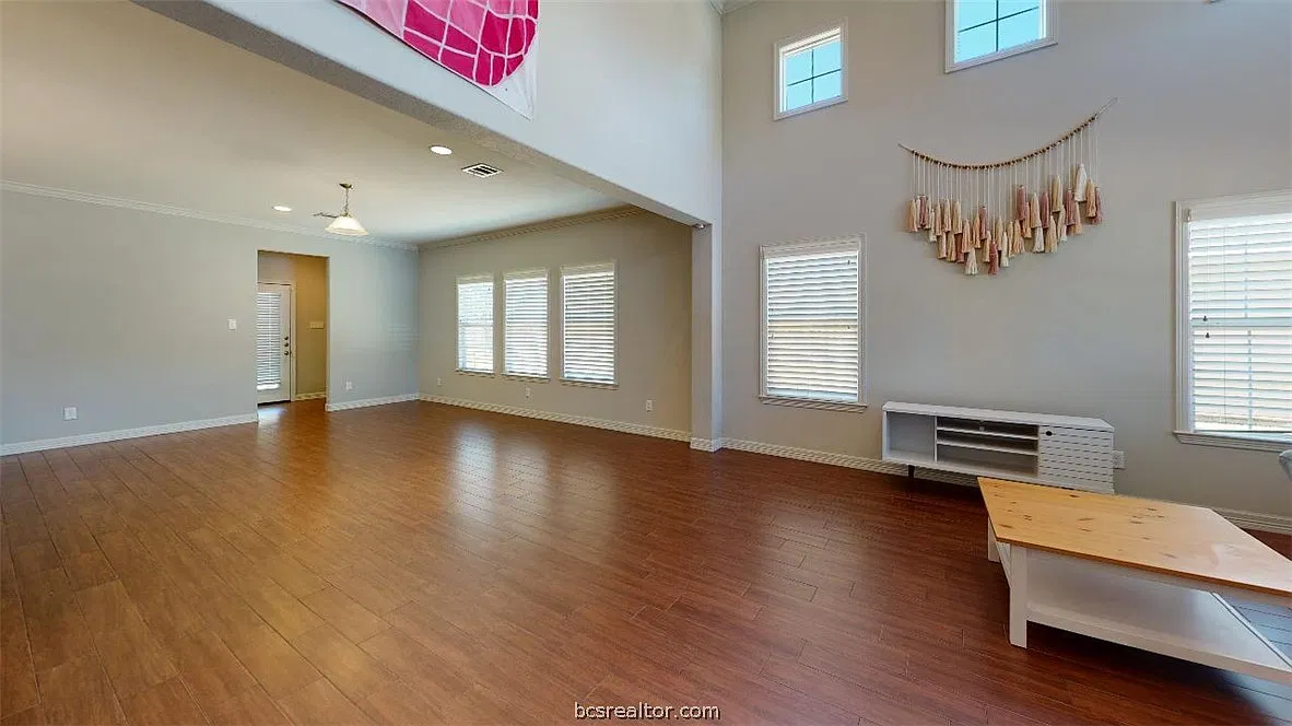 5 bed, 4.5 bath, 3001 sqft, $4,950 — Photo 2