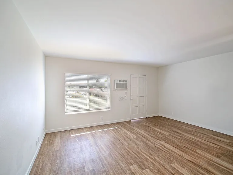 unit on 32nd — Photo 2