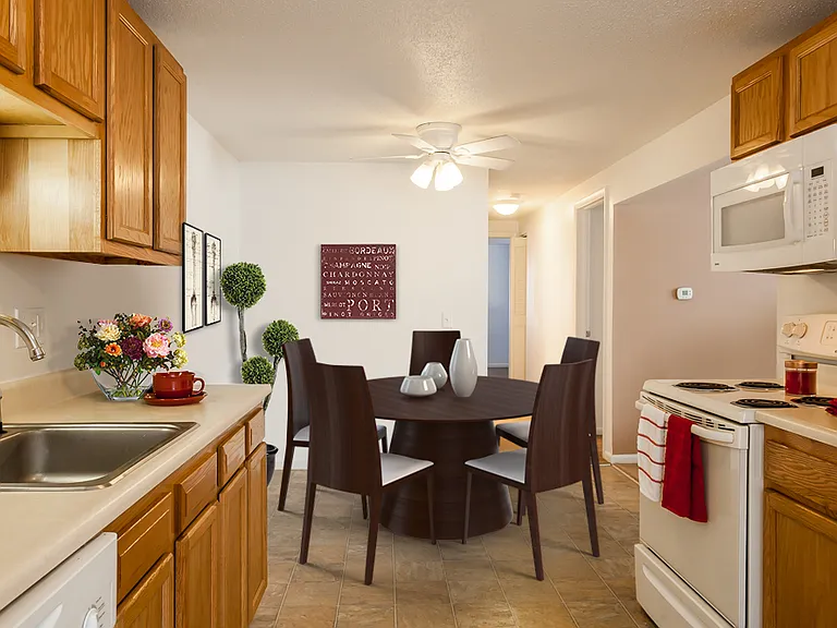 Kings Court Manor Apartment Homes — Photo 6