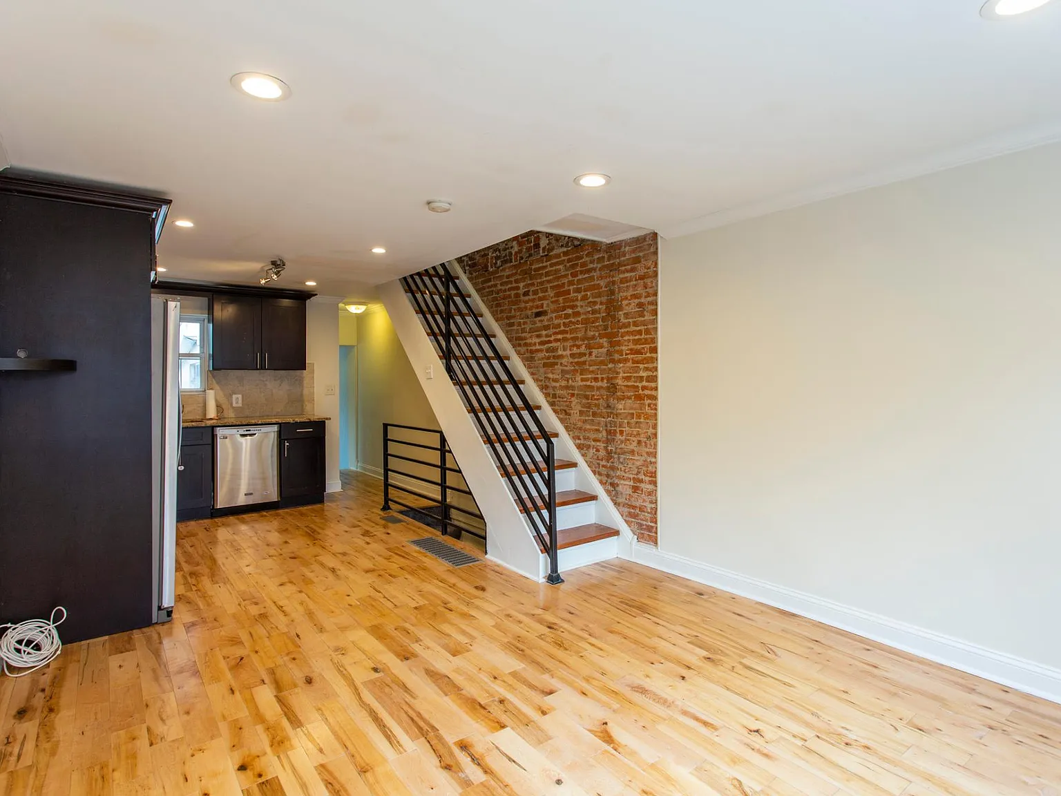 2 bed, 1.5 bath, 750 sqft, $2,400 — Photo 3