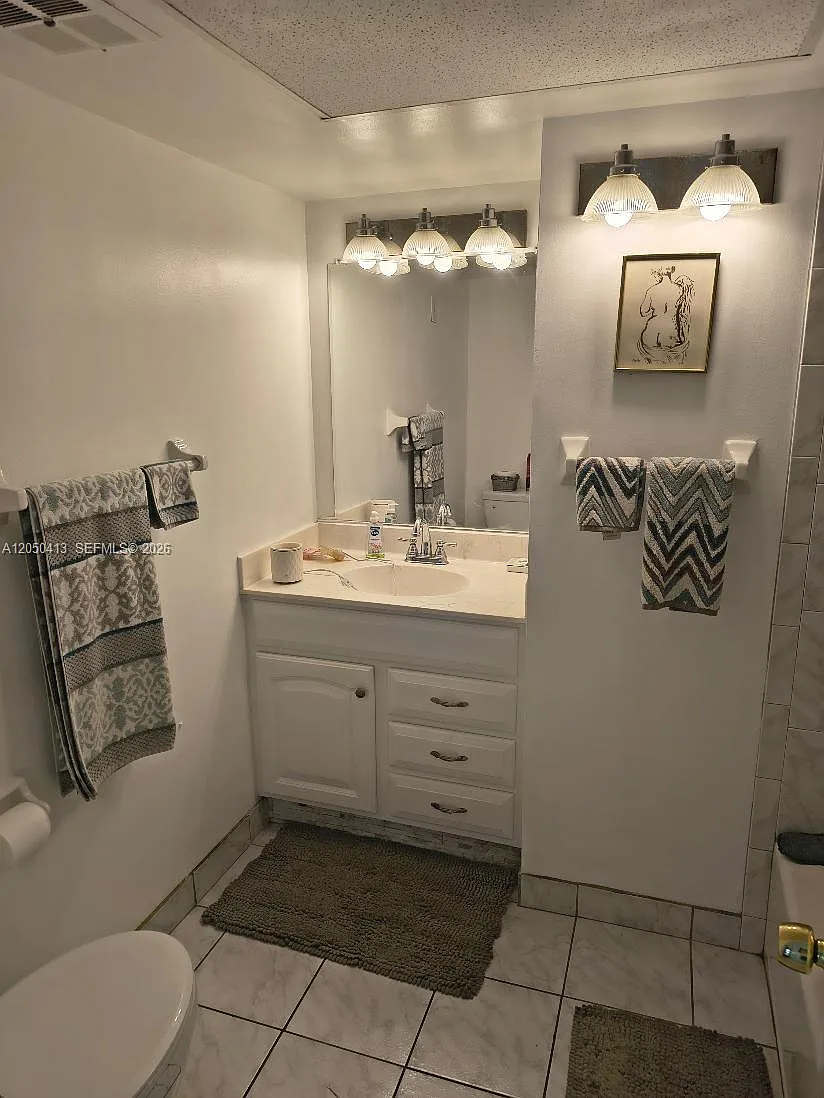 Oakland Shores Condominium — Photo 1