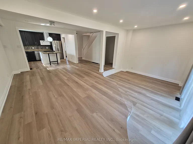 757 Pam Cres — Photo 9