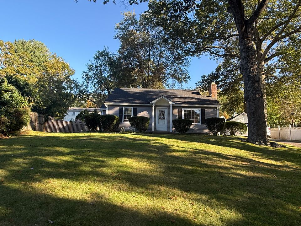 Charming Cape located 1/2 mile to Bedford Hills train station