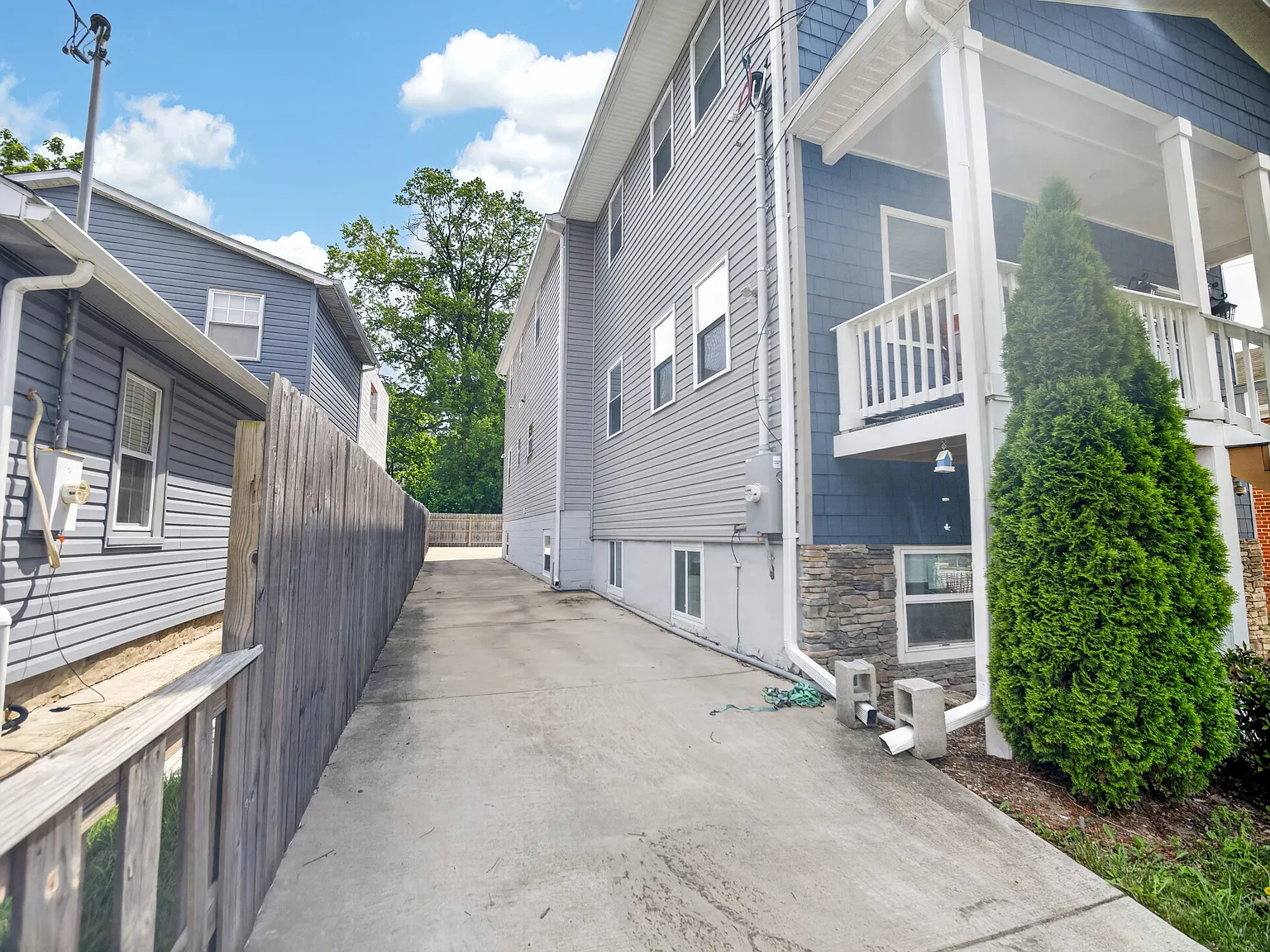 5 bed, 4000 sqft, $6,299 — Photo 2
