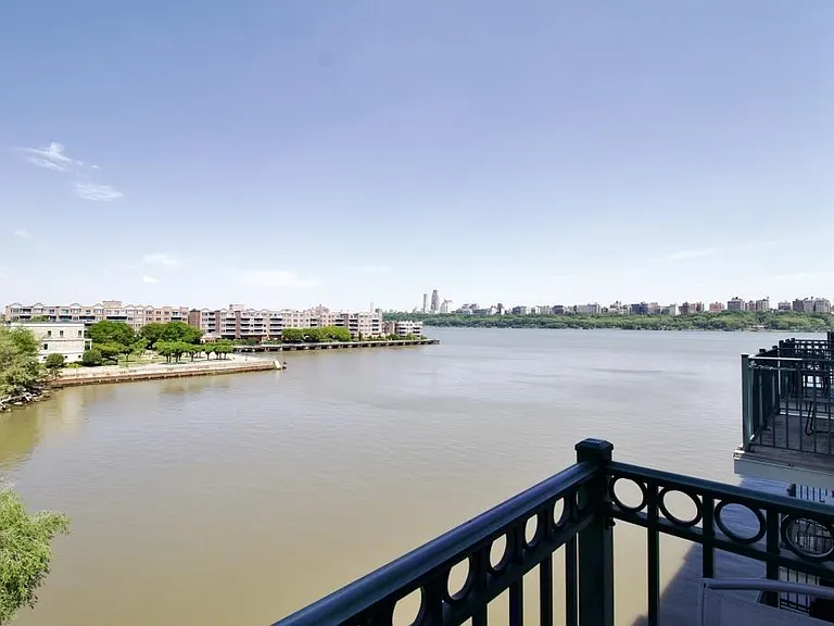 340 The Promenade — Photo 2