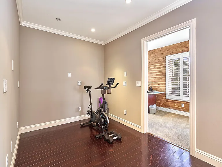 950 S Longwood Ave — Photo 35