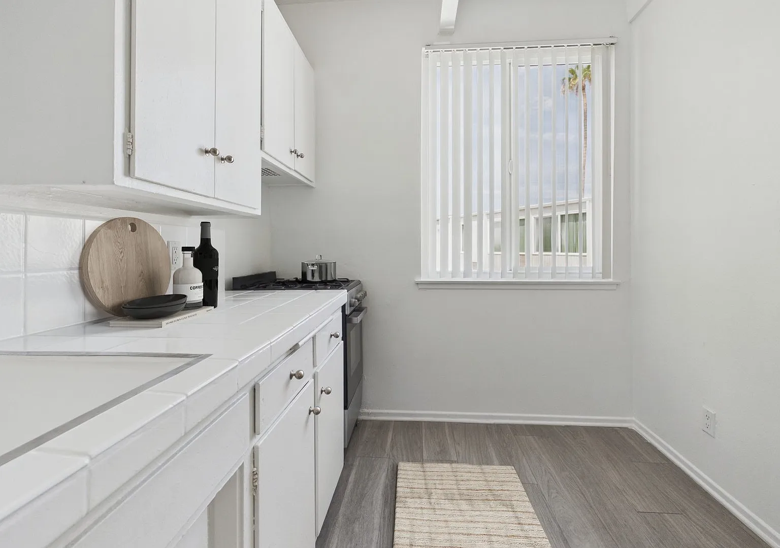 Royal Sepulveda Apartment Homes — Photo 2