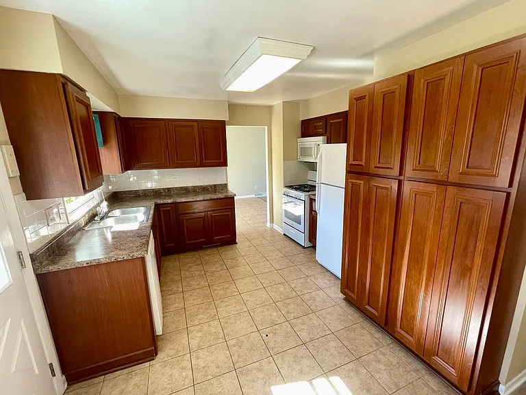 2426 Highland Cir — Photo 5