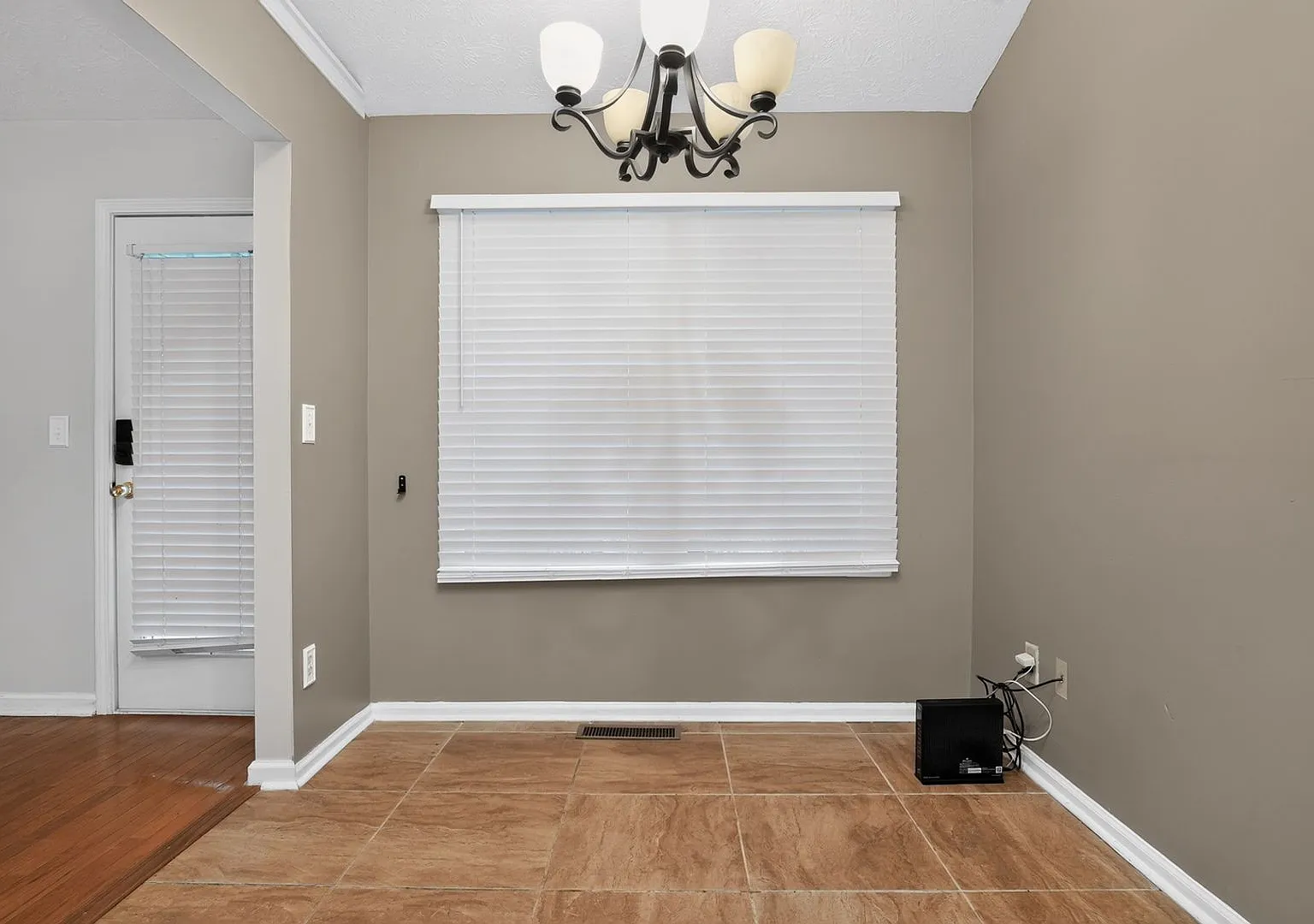 Spacious 5BR House in Ellenwood — Photo 4