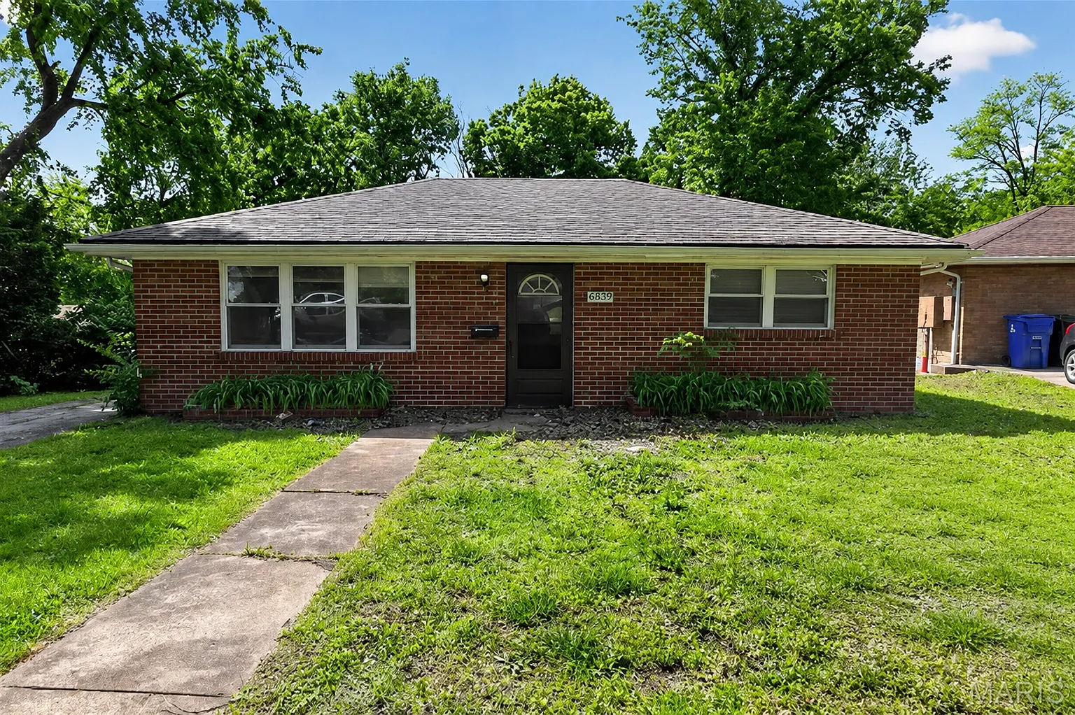 2 bed, 864 sqft, $1,370 — Photo 1