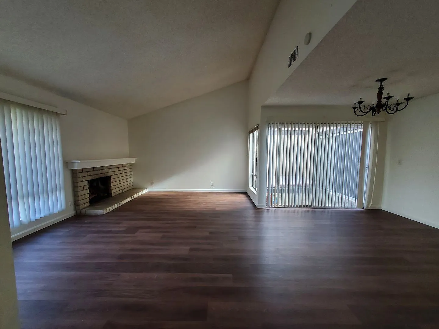 3bd/2ba Home with Two Car Garage — Photo 2