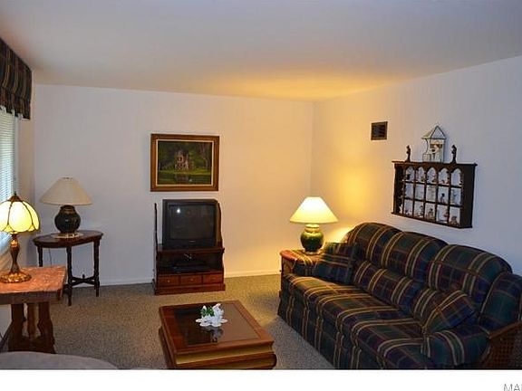 Living Room - hardwood floors are under the carpeting!