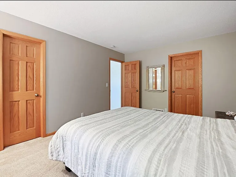 1815 Black Oaks Ln N — Photo 2