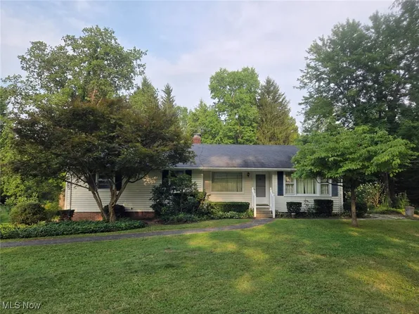 114 Lakeview Ln, Chagrin Falls, OH 44022