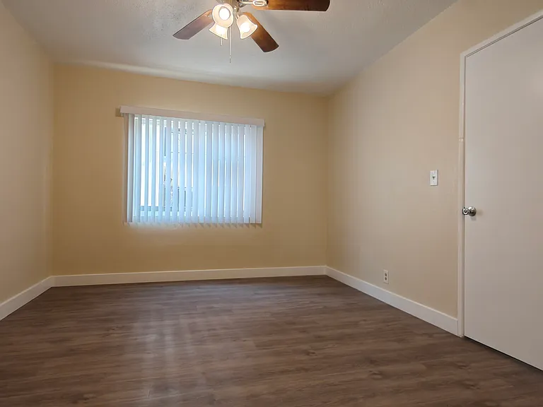 10223 Darby Ave #6 — Photo 5