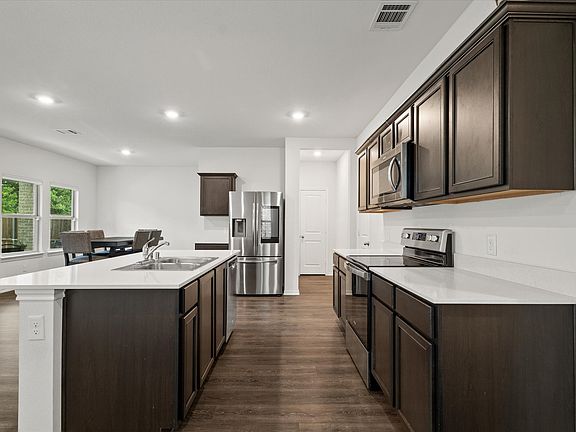 4th image of 1116 Old Oaks Dr