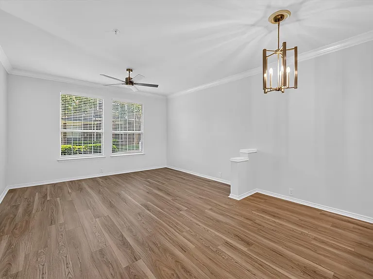 2201 Stoneleigh Pl — Photo 3