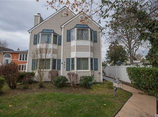 808 W Bay Dr, West Islip, NY 11795