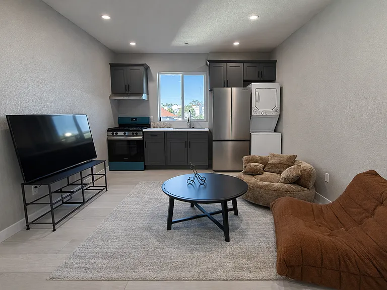 1328 Magnolia Ave — Photo 3