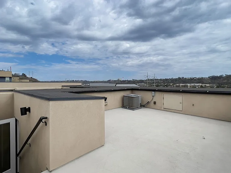 Gorgeous Townhome w/ Rooftop Deck and Ocean Views Near USD — Photo 13