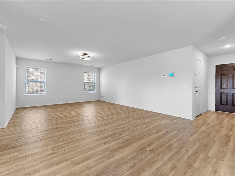 445 Grenada Lake Dr — Photo 6