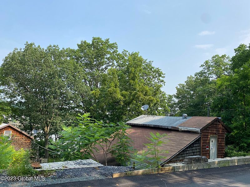 4th image of 323 Hudson Avenue
