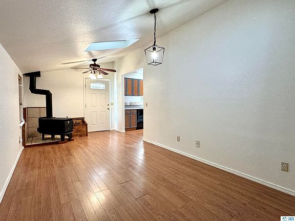 5th image of 1012 S Railroad Ave