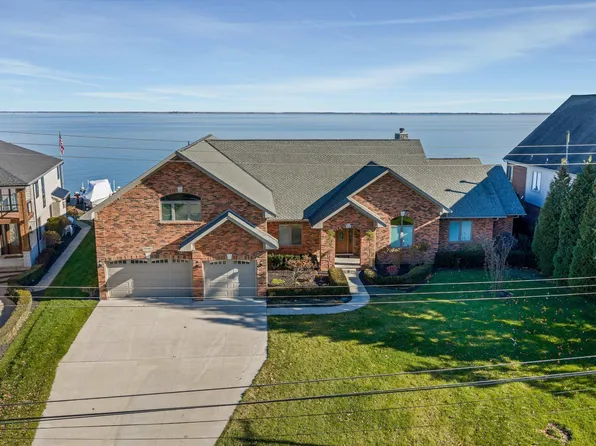 37580 Lakeshore Dr, Harrison Township, MI 48045