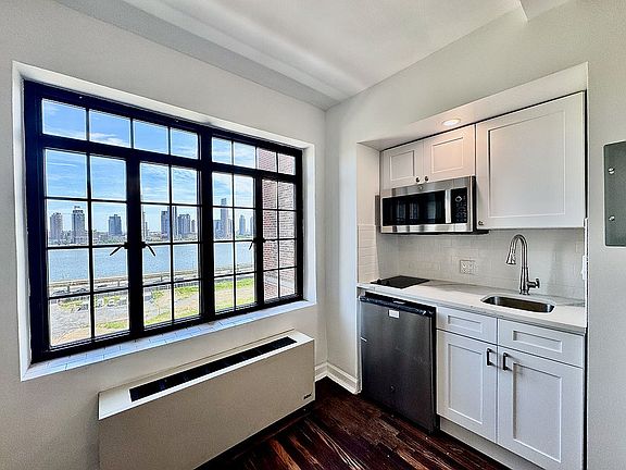 2nd image of 5 Tudor City Pl APT 529