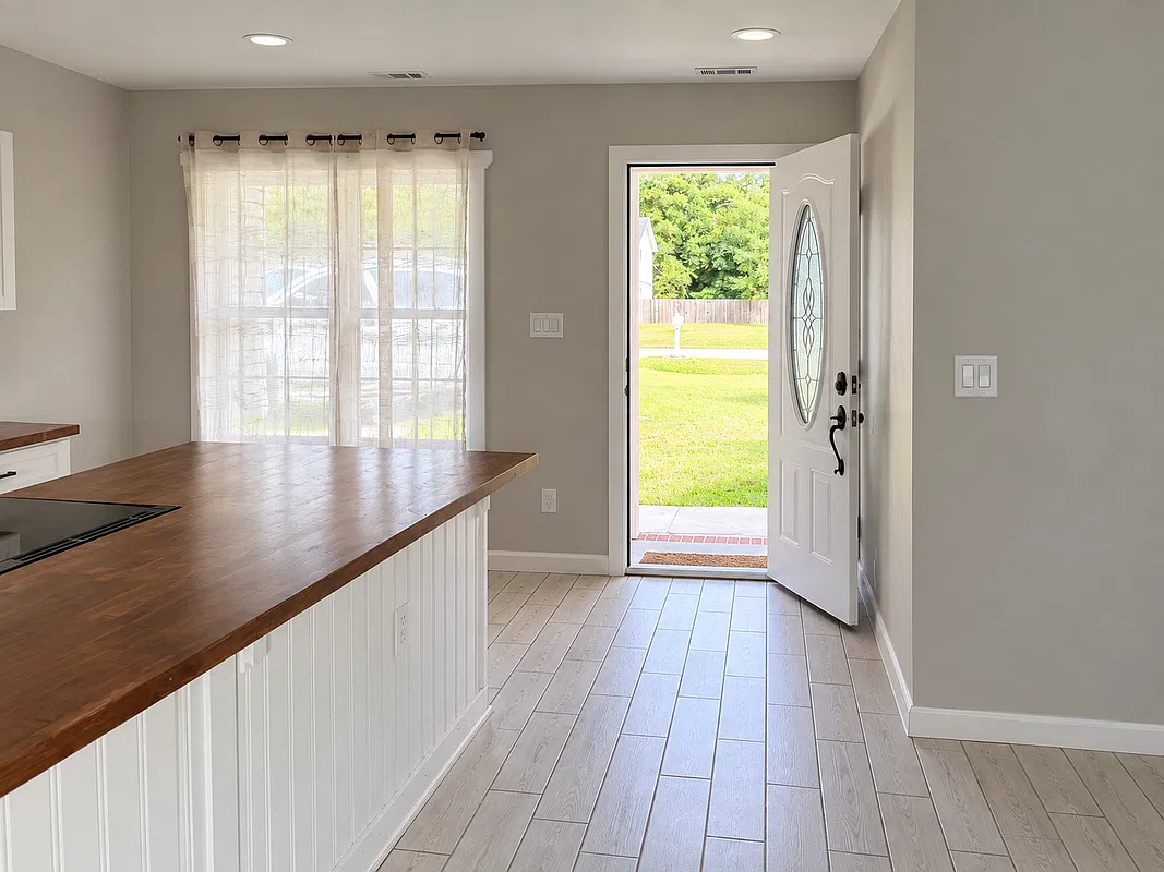 4 bed, 2.0 bath, 1417 sqft, $1,900 — Photo 4