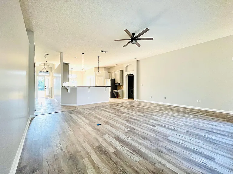 217 W Silverthorn Ln — Photo 4